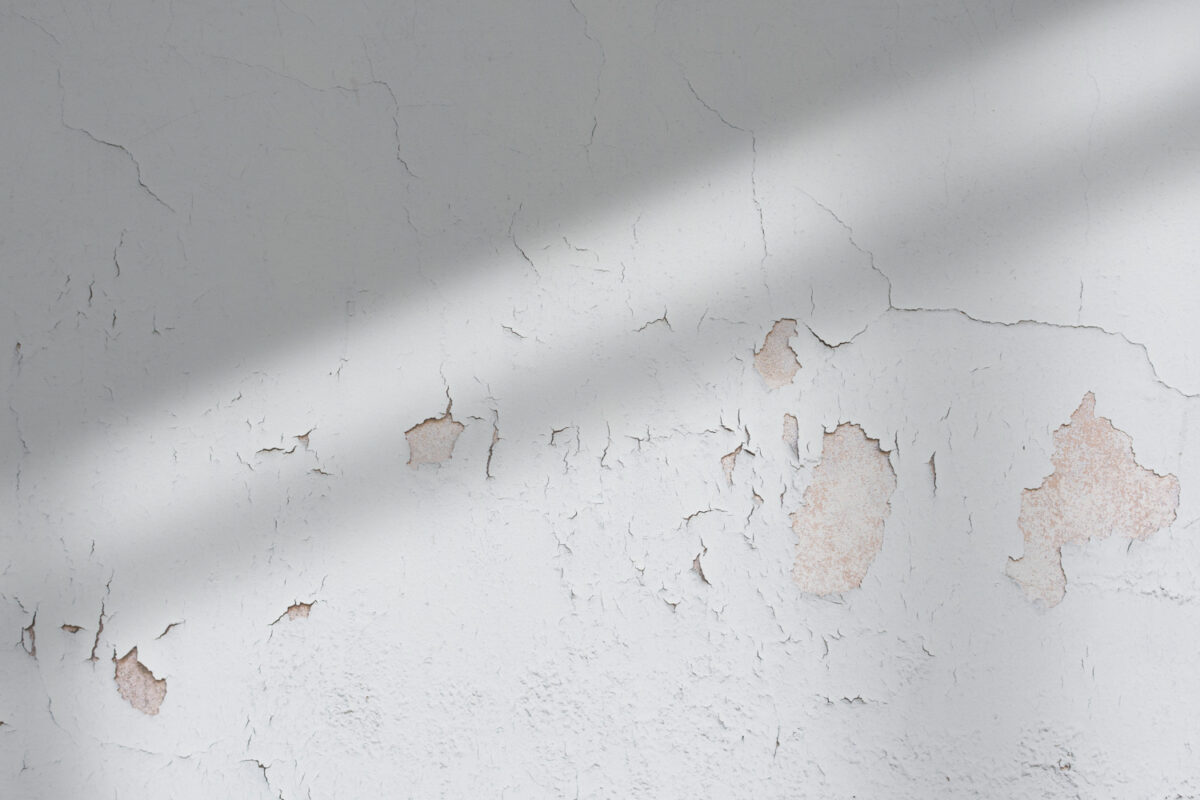 Cracked wall, water leaking