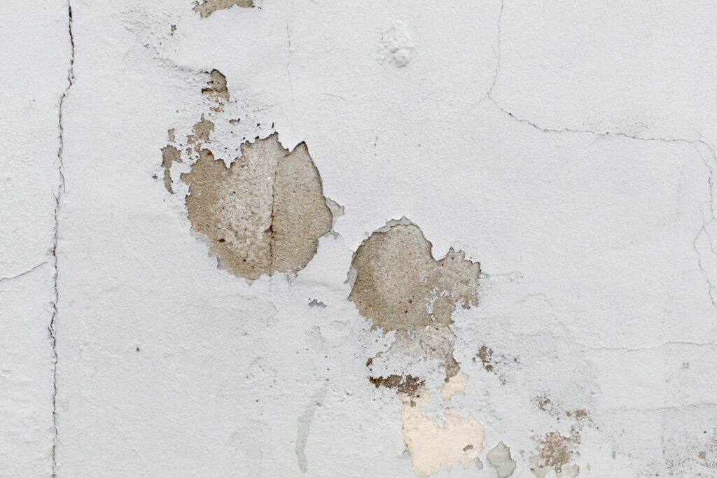Cracked wall, water leaking